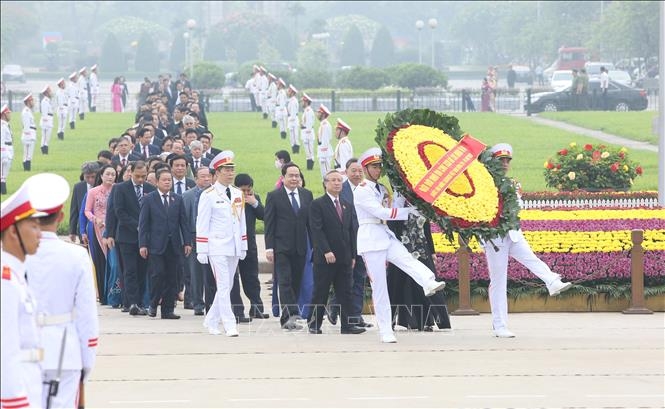Lãnh đạo Đảng, Nhà nước và các ĐBQH vào Lăng viếng Chủ tịch Hồ Chí Minh