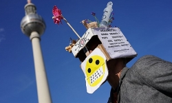 Hàng nghìn người biểu tình phản đối lệnh phong toả ở Đức, Tây Ban Nha