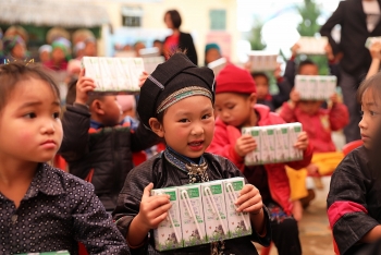 vinamilk gui den tre em kho khan 17 trieu ly sua thong qua quy sua vuon cao viet nam