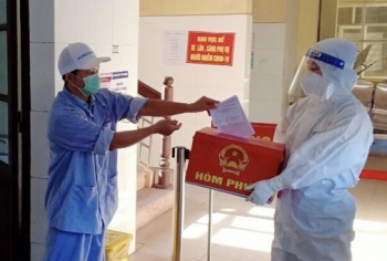 xuc dong hinh anh cu tri bo phieu bau cu trong khu vuc cach ly