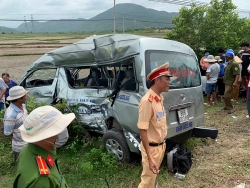 Tàu hoả tông bẹp ô tô 16 chỗ ở Bình Thuận, 3 người chết