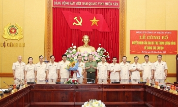 ban bi thu chuan y nhan su dang uy cong an trung uong
