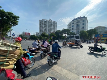 Hà Nội ngày đầu thực hiện Công điện 15: Hàng quán đóng cửa, người ra đường vẫn đông
