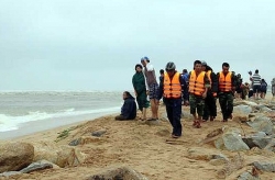 Hai học sinh mất tích khi tắm biển ở Đà Nẵng, mới tìm thấy 1 thi thể