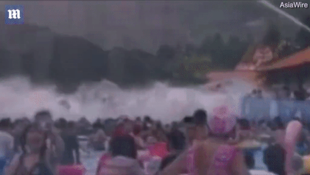 Video: "Sóng thần" ở hồ bơi nhân tạo khiến 44 người bị thương