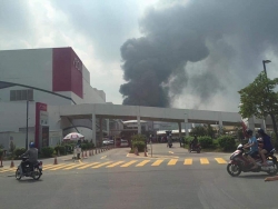 Video: Cháy lớn gần siêu thị Aeon Mall, cột khói cao hàng chục mét