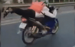 Video: Nam sinh 17 tuổi nằm lên yên xe máy, phóng bạt mạng trên đường quốc lộ