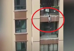 Video: Ngã từ tầng 5, bé 3 tuổi thoát chết thần kỳ