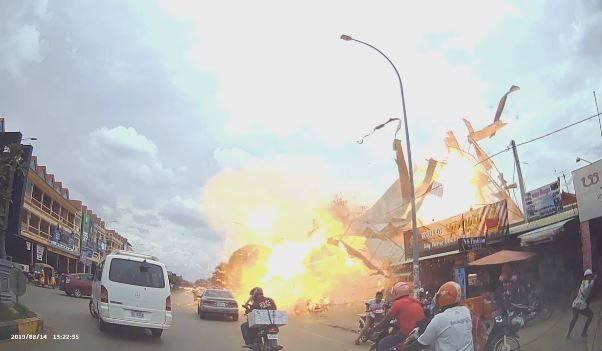 Video: Xe bồn nổ tung tại trạm xăng, ít nhất 13 người bị thương