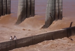 Video: Đứng tim cảnh lính Ấn Độ đu thang dây, giải cứu dân bị nước lũ vây khốn