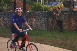Video: Thủ tướng Malaysia đạp xe liên tục gần 11km ở tuổi 94