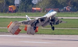 Video: "Siêu tiêm kích" Su-57 bung dù hạ cánh gây sửng sốt