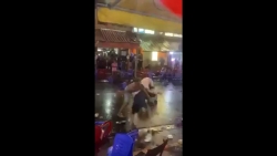 Video: Kinh hoàng cảnh hàng chục người hỗn chiến trên phố Bùi Viện