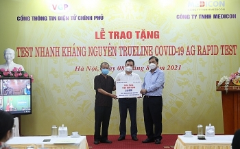 Trao tặng 100 nghìn bộ kit test nhanh COVID-19 cho 4 tỉnh, thành phố