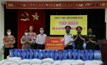 bo tu lenh canh sat bien phoi hop tang qua ho tro 300 gia dinh kho khan vi covid 19