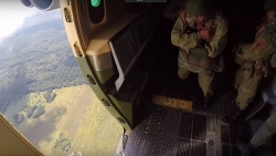 Video: Cận cảnh hàng trăm lính dù tập trận chống khủng bố