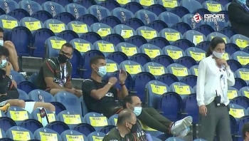 Bị nhắc nhở vì tháo khẩu trang, Ronaldo hành xử thế nào?
