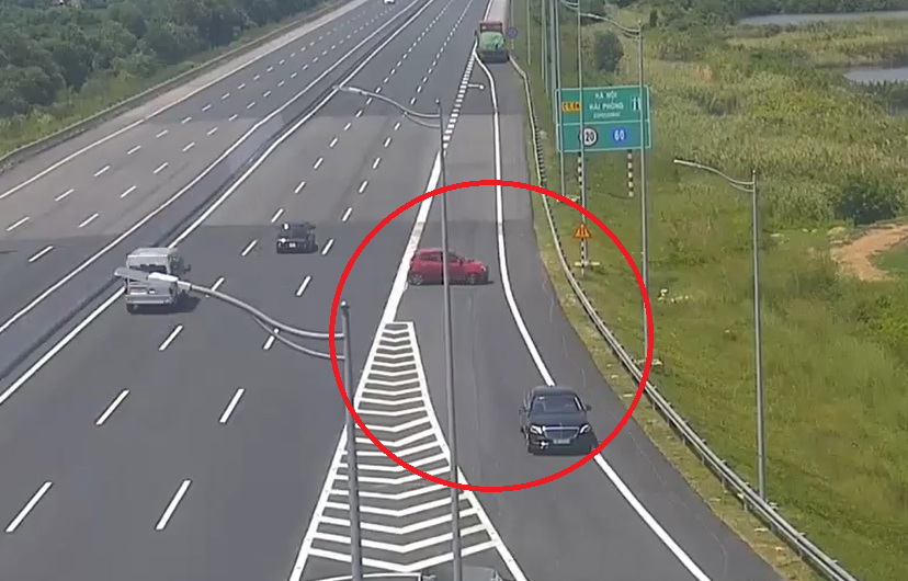 clip bat chap nguy hiem 2 o to noi nhau di nguoc chieu tren cao toc ha noi hai phong