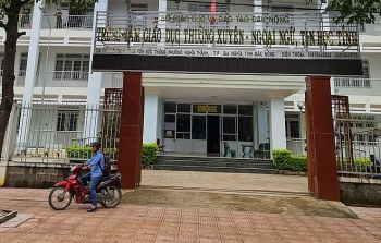 dak nong can bo thanh tra dot tu khi lam bai thi