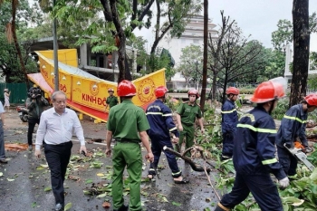 Các tỉnh miền Trung tiếp tục khắc phục hậu quả bão số 5