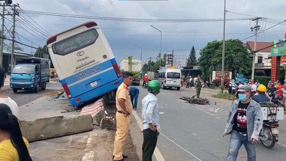 Clip: Hiện trường vụ xe khách mất lái tông chết người ở Đồng Nai