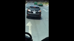 Video: Lexus chặn đầu xe cứu hoả, mặc kệ cảnh sát yêu cầu nhường đường