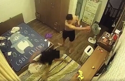 Video: Chồng "hờ" lột đồ, ghì đầu rồi đánh đập vợ dã man trước mặt con nhỏ