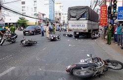 xe tai lua hang loat xe may cho den do o long xuyen