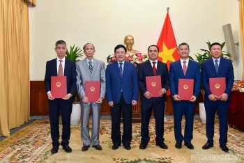 bo ngoai giao vien kiem sat bo nhiem nhan su moi