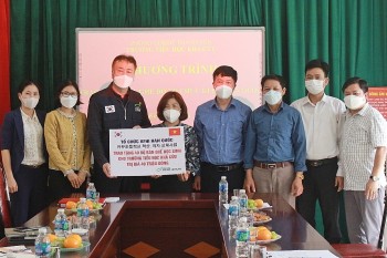 kfhi trao tang 40 bo ban ghe hoc sinh cho truong tieu hoc kha cuu tinh phu tho