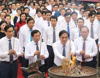 tinh phu tho dang huong le gio duc quoc to lac long quan va tuong niem to mau au co