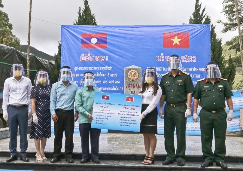 Tỉnh Vĩnh Phúc tặng trang thiết bị, vật tư y tế giúp các tỉnh Bắc Lào phòng, chống dịch Covid-19