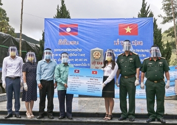 Tỉnh Vĩnh Phúc tặng trang thiết bị, vật tư y tế giúp các tỉnh Bắc Lào phòng, chống dịch Covid-19