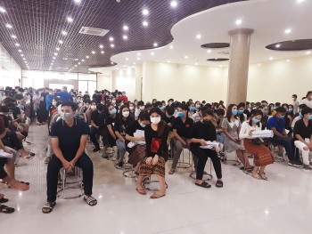 Tiêm vắc xin phòng Covid -19 cho gần 300 sinh viên Lào tại Việt Nam