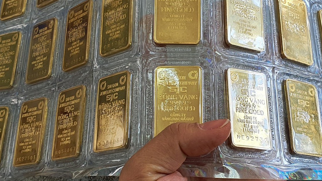 Vì sao giá vàng SJC liên tục phá đỉnh dù vàng thế giới đi xuống?