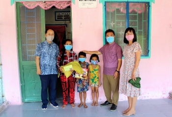 lien hiep can tho va to chuc acef trao hon 100 phan qua cho nguoi ngheo vui xuan don tet