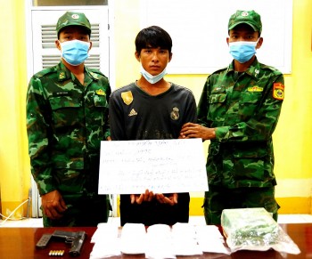 an giang bat giu doi tuong mang vu khi van chuyen 2kg chat nghi la ma tuy da