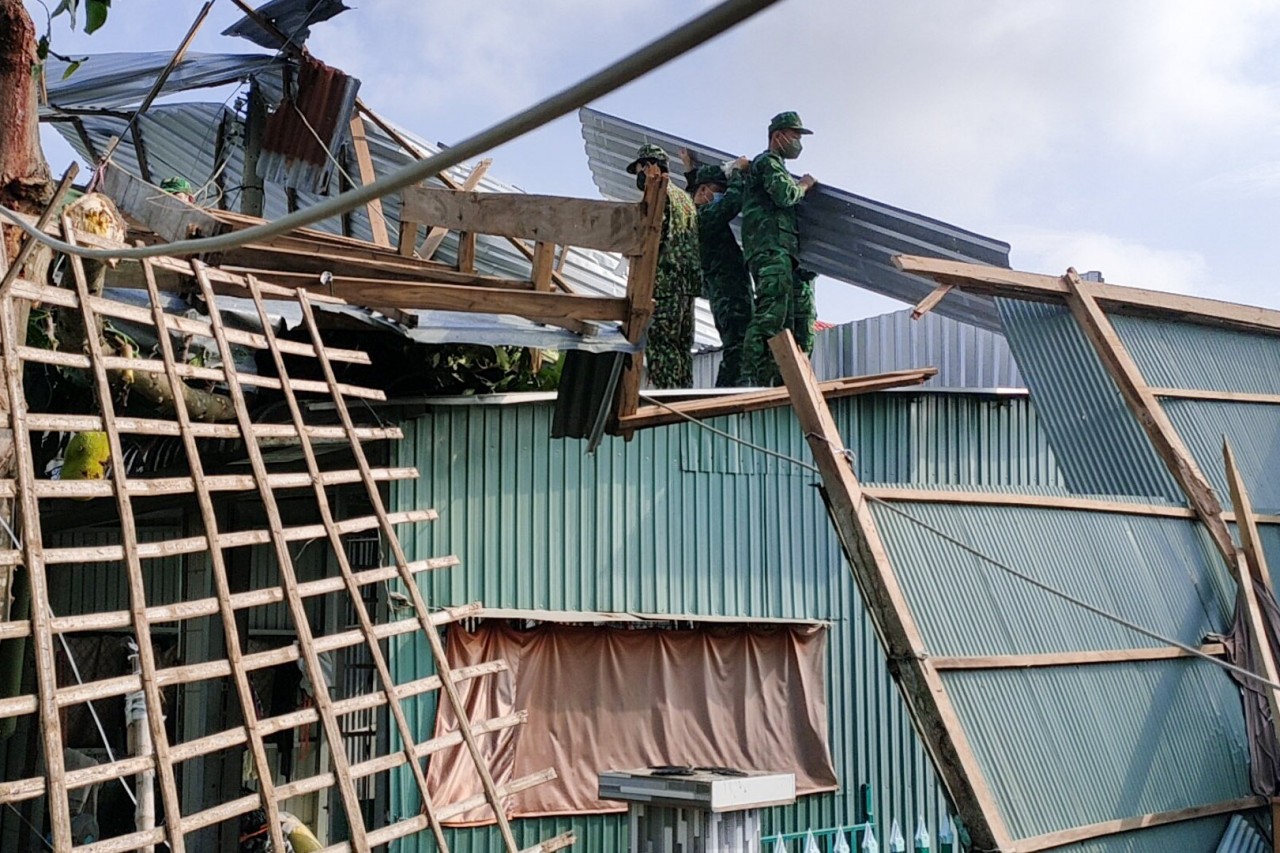 Bộ đội Biên phòng An Giang giúp dân khắc phục hậu quả giông lốc