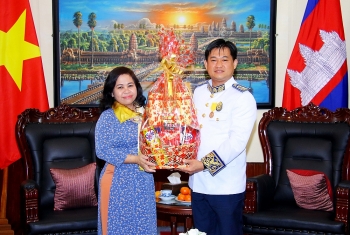 Liên hiệp Hữu nghị Cần Thơ chúc tết và tặng 5.000 khẩu trang y tế cho TLS Vương quốc Campuchia