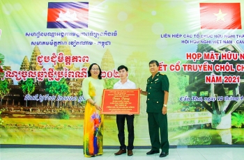 can tho trao nhieu phan qua thiet thuc trong hop mat huu nghi tet co truyen chol chnam thmay