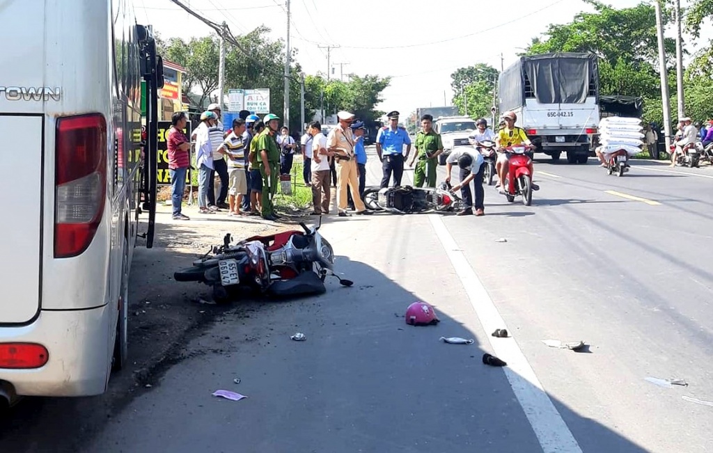 Xe khách va chạm với 2 xe môtô, 2 phụ nữ được người dân đưa đi cấp cứu
