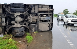 xe khach lat ven quoc lo 1 nhieu nguoi hoang hot dap kinh thoat than