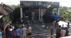 Cửa hàng xăng dầu ở Cà Mau phát hỏa, 2 người bị thương