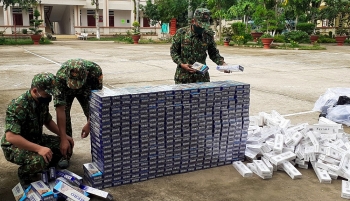 an giang lien tiep bat giu 2 vu buon lau thu giu 6000 goi thuoc la nhap lau