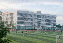 au da tren san bong dh fpt can tho nam thanh nien bi danh tu vong