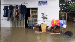 Phú Quốc lại ngập lụt, dân bì bõm dọn đồ