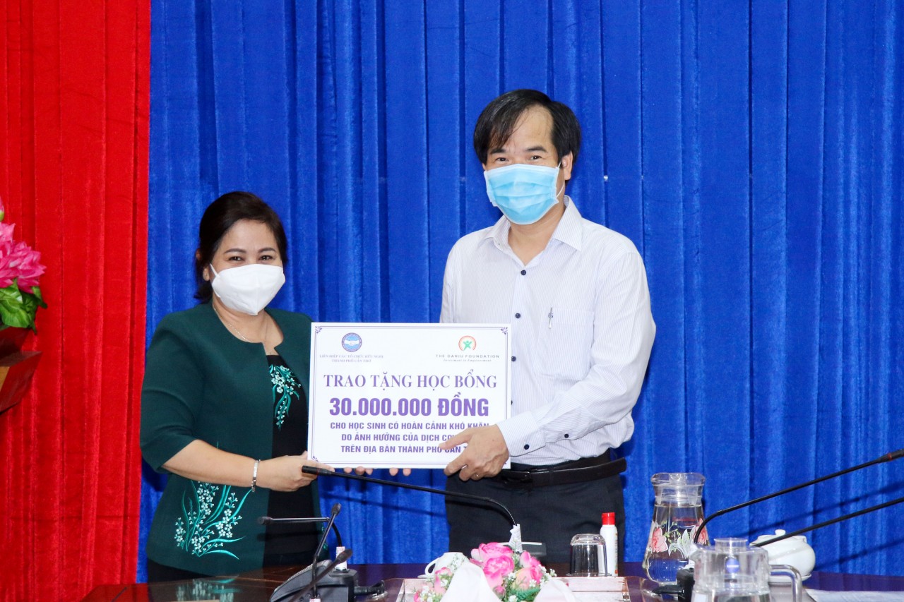 Dariu Foundation trao học bổng cho học sinh Cần Thơ bị ảnh hưởng bởi dịch Covid-19