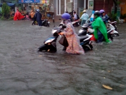 Ngập sau mưa, người dân bì bõm di chuyển ở Cần Thơ