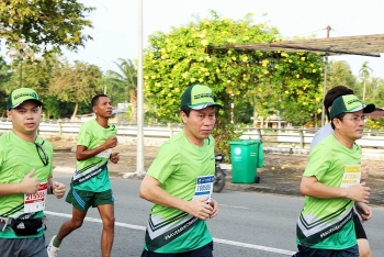 hau giang bi thu tinh uy cung 7200 van dong vien chay marathon chong bien doi khi hau