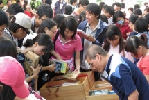 phuc dung van hoa ha noi xua tai cho phien sach cu